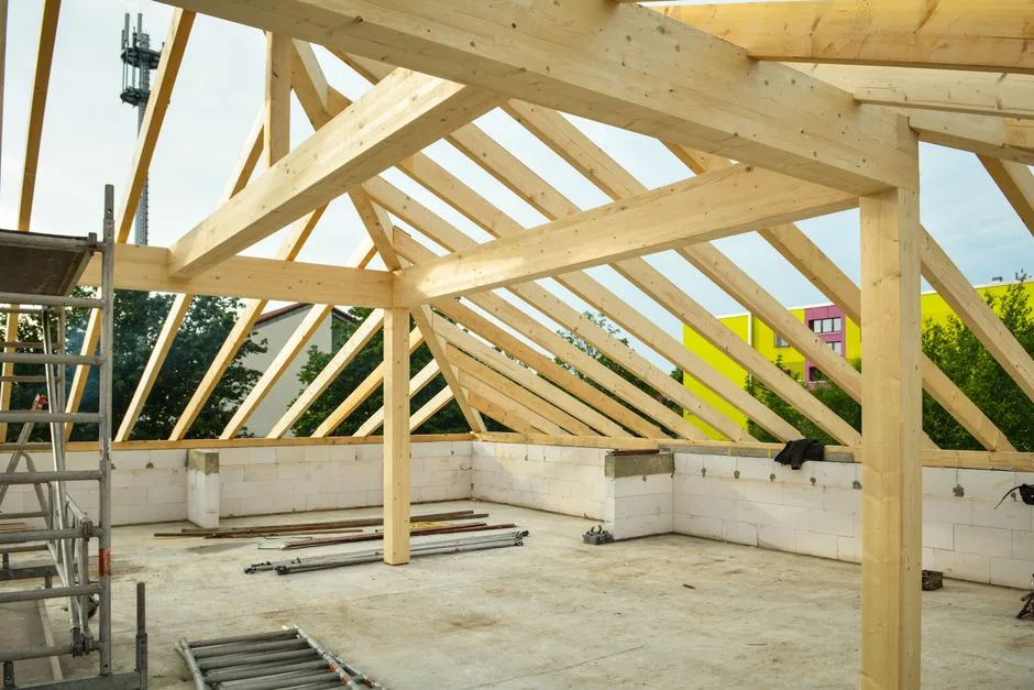 Charpente de toiture en chantier, avant la pose de l’isolant des combles